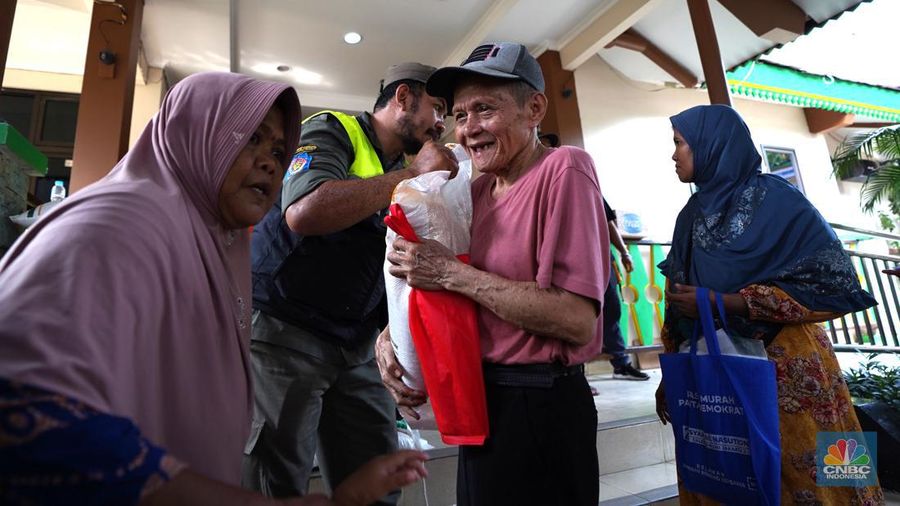 Petugas membantu penyaluran bahan pangan berupa beras di Kantor Kelurahan Mampang, Jakarta Selatan, Jumat, (3/5/2024). (CNBC Indonesia/Muhammad Sabki)