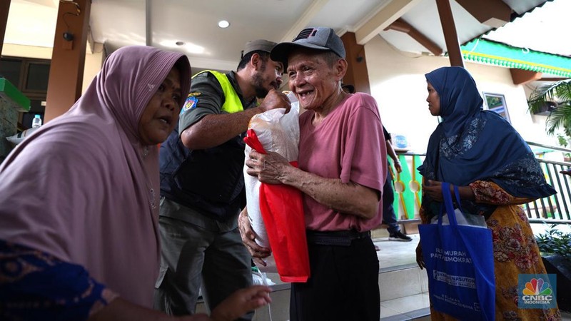 Petugas membantu penyaluran bahan pangan berupa beras di Kantor Kelurahan Mampang, Jakarta Selatan, Jumat, (3/5/2024). (CNBC Indonesia/Muhammad Sabki)