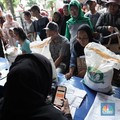 Potret Warga Serbu Beras Gratis, Masing-Masing Keluarga Dapat 10 Kg