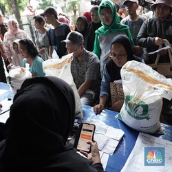 Potret Warga Serbu Beras Gratis, Masing-Masing Keluarga Dapat 10 Kg