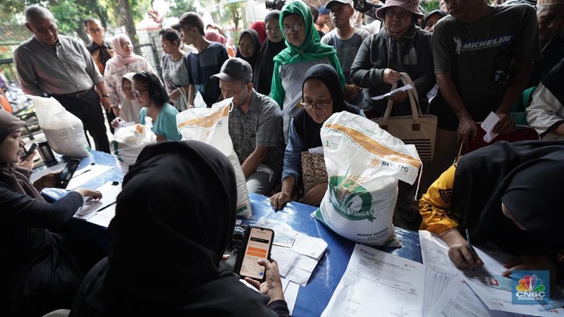 Petugas membantu penyaluran bahan pangan berupa beras di Kantor Kelurahan Mampang, Jakarta Selatan, Jumat, (3/5/2024). (CNBC Indonesia/Muhammad Sabki)