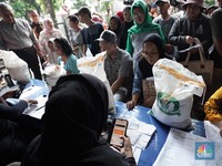 Potret Warga Serbu Beras Gratis, Masing-Masing Keluarga Dapat 10 Kg