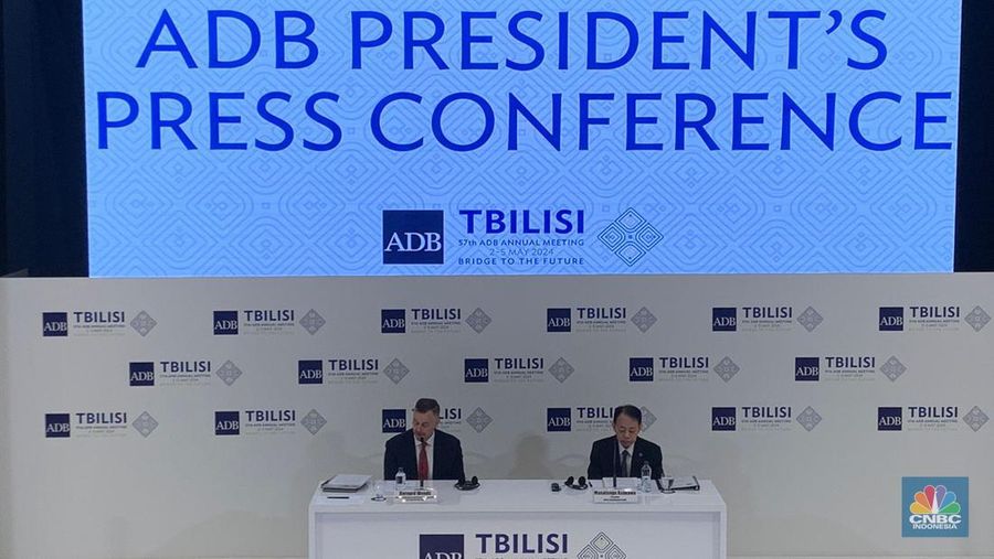 Presiden ADB Masatsugu Asakawa dalam konferensi pers di Hotel Biltmore, Tbilisi, Georgia, Jumat (3/5/2024). (CNBC Indonesia/Maikel Jefriando)
