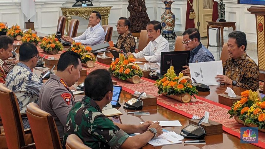 Presiden Joko Widodo (Jokowi) mengundang beberapa menteri terkait Rapat Terbatas (Ratas) penanganan pengungsi erupsi Gunung Ruang di Sulawesi Utara, di Istana Negara, Jumat (3/5/2024). (CNBC Indonesia/Emir Yanwardhana)