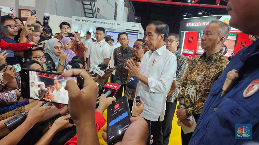 Presiden Joko Widodo (Jokowi) meninjau pameran Periklindo Electric Vehicle Show (PEVS) di JiExpo, Kemayoran, Jakarta Pusat, Jumat (3/5/2024). (CNBC Indonesia/Ferry Sandi)