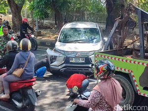 Mobil Xpander Berisi Balita-Lansia Terguling di Jalan Diponegoro Semarang