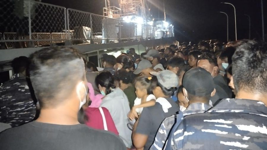 Proses evakuasi warga dari Pulau Tagulandang menggunakan KRI Kakap-881, Kabupaten Kepulauan Sitaro, Sulawesi Utara, Rabu (1/5/2024). (Dok. TNI AL)