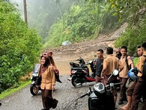 Longsor Timbun Akses Jalan di Lembang Pinrang, Siswa Terhambat ke Sekolah