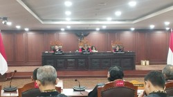Hakim MK Heran Tanda Tangan Surya Paloh di Surat Kuasa Beda dengan KTP