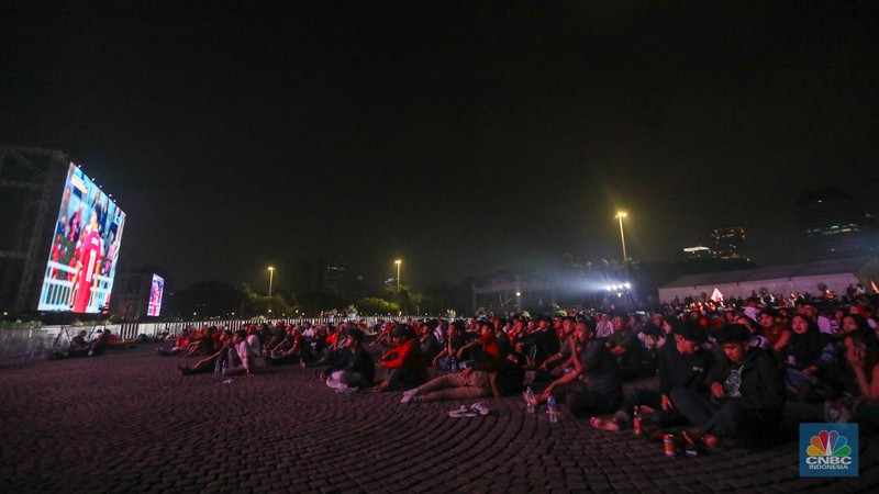 Warga menyaksikan pertandingan  Timnas U-23 Indonesia melawan Timnas U-23 Irak pada pertandingan perebutan peringkat tiga Piala Asia 2024 melalui layar saat kegiatan nonton bareng (nobar) kawasan Monas, Jakarta, Kamis (2/5/2024) malam. (CNBC Indonesia/Faisal Rahman)