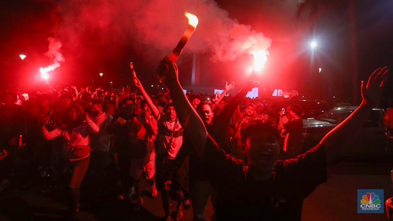 Warga menyaksikan pertandingan  Timnas U-23 Indonesia melawan Timnas U-23 Irak pada pertandingan perebutan peringkat tiga Piala Asia 2024 melalui layar saat kegiatan nonton bareng (nobar) kawasan Monas, Jakarta, Kamis (2/5/2024) malam. (CNBC Indonesia/Faisal Rahman)