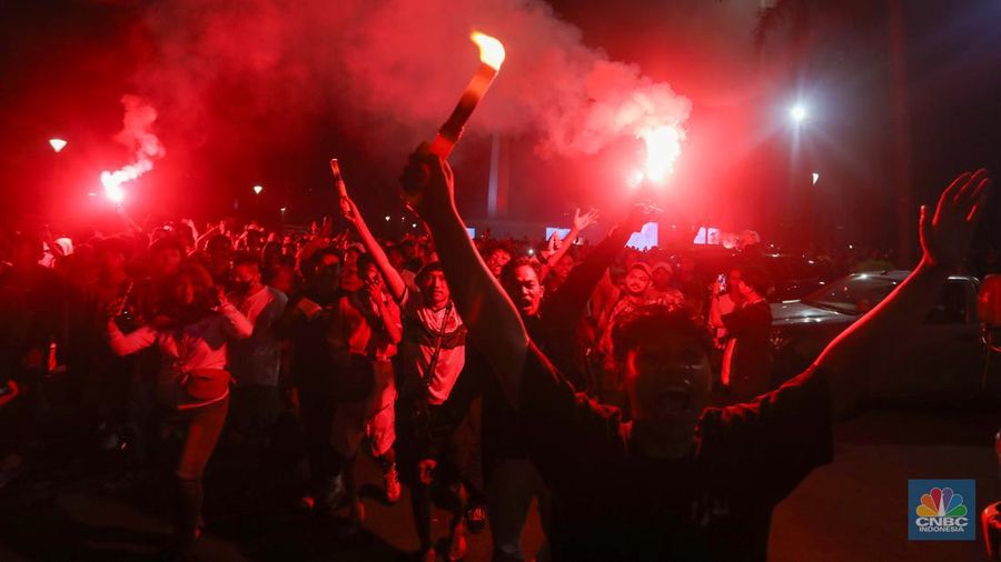 Warga menyaksikan pertandingan  Timnas U-23 Indonesia melawan Timnas U-23 Irak pada pertandingan perebutan peringkat tiga Piala Asia 2024 melalui layar saat kegiatan nonton bareng (nobar) kawasan Monas, Jakarta, Kamis (2/5/2024) malam. (CNBC Indonesia/Faisal Rahman)