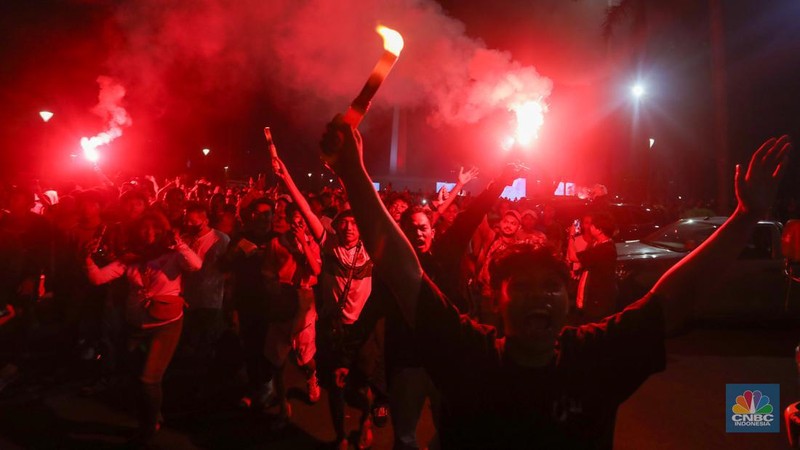 Warga menyaksikan pertandingan  Timnas U-23 Indonesia melawan Timnas U-23 Irak pada pertandingan perebutan peringkat tiga Piala Asia 2024 melalui layar saat kegiatan nonton bareng (nobar) kawasan Monas, Jakarta, Kamis (2/5/2024) malam. (CNBC Indonesia/Faisal Rahman)
