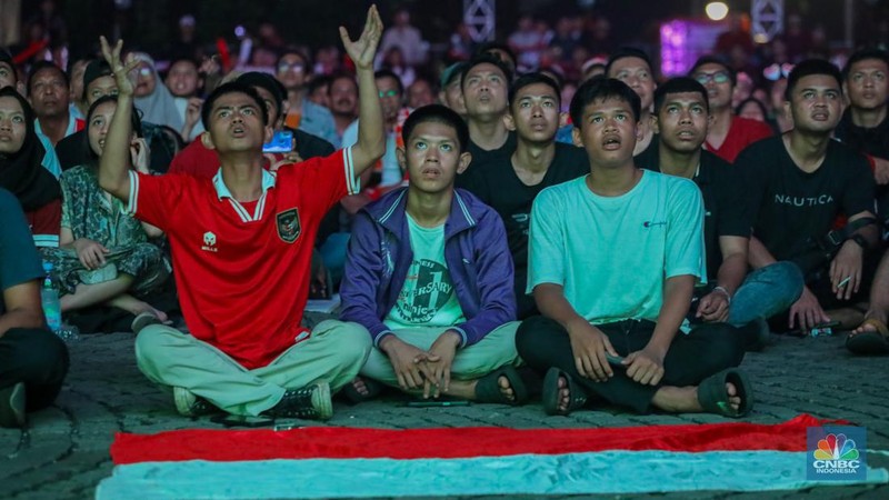 Warga menyaksikan pertandingan  Timnas U-23 Indonesia melawan Timnas U-23 Irak pada pertandingan perebutan peringkat tiga Piala Asia 2024 melalui layar saat kegiatan nonton bareng (nobar) kawasan Monas, Jakarta, Kamis (2/5/2024) malam. (CNBC Indonesia/Faisal Rahman)