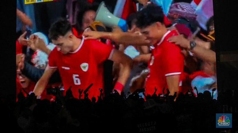 Warga menyaksikan pertandingan  Timnas U-23 Indonesia melawan Timnas U-23 Irak pada pertandingan perebutan peringkat tiga Piala Asia 2024 melalui layar saat kegiatan nonton bareng (nobar) kawasan Monas, Jakarta, Kamis (2/5/2024) malam. (CNBC Indonesia/Faisal Rahman)