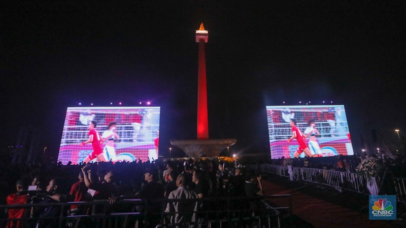 Warga menyaksikan pertandingan  Timnas U-23 Indonesia melawan Timnas U-23 Irak pada pertandingan perebutan peringkat tiga Piala Asia 2024 melalui layar saat kegiatan nonton bareng (nobar) kawasan Monas, Jakarta, Kamis (2/5/2024) malam. (CNBC Indonesia/Faisal Rahman)