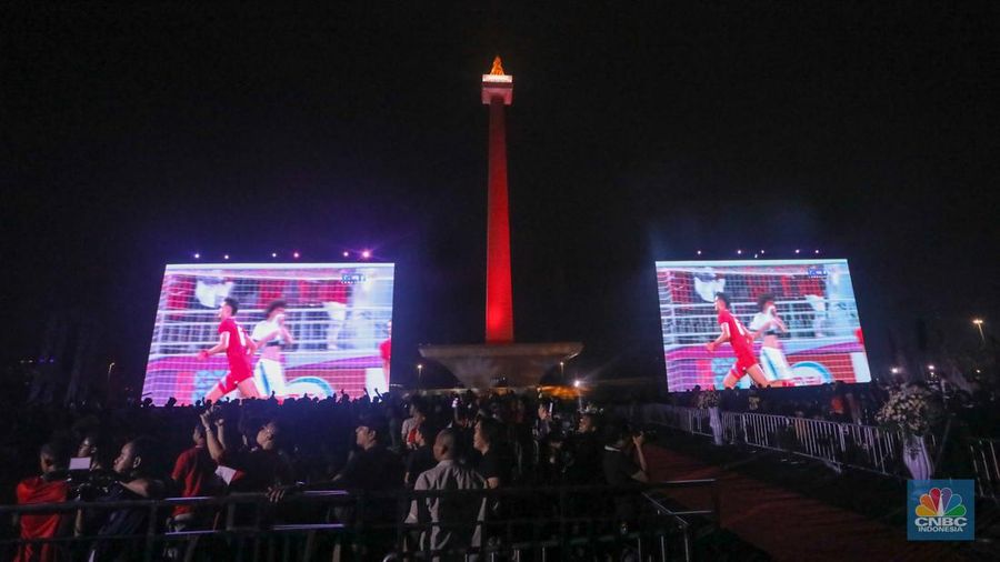 Warga menyaksikan pertandingan  Timnas U-23 Indonesia melawan Timnas U-23 Irak pada pertandingan perebutan peringkat tiga Piala Asia 2024 melalui layar saat kegiatan nonton bareng (nobar) kawasan Monas, Jakarta, Kamis (2/5/2024) malam. (CNBC Indonesia/Faisal Rahman)