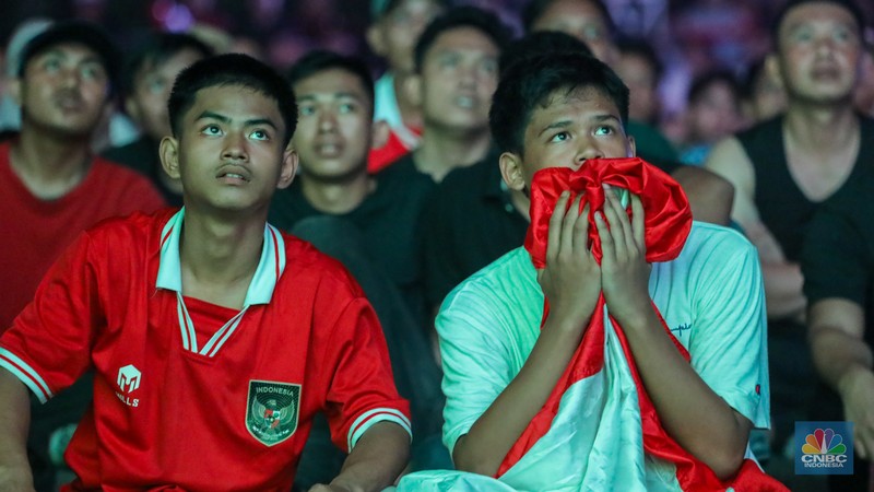 Warga menyaksikan pertandingan Timnas U-23 Indonesia melawan Timnas U-23 Irak pada pertandingan perebutan peringkat tiga Piala Asia 2024 melalui layar saat kegiatan nonton bareng (nobar) kawasan Monas, Jakarta, Kamis (2/5/2024) malam. (CNBC Indonesia/Faisal Rahman) Warga menyaksikan pertandingan Timnas U-23 Indonesia melawan Timnas U-23 Irak pada pertandingan perebutan peringkat tiga Piala Asia 2024 melalui layar saat kegiatan nonton bareng (nobar) kawasan Monas, Jakarta, Kamis (2/5/2024) malam. (CNBC Indonesia/Faisal Rahman)