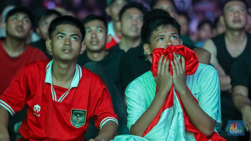 Warga menyaksikan pertandingan  Timnas U-23 Indonesia melawan Timnas U-23 Irak pada pertandingan perebutan peringkat tiga Piala Asia 2024 melalui layar saat kegiatan nonton bareng (nobar) kawasan Monas, Jakarta, Kamis (2/5/2024) malam. (CNBC Indonesia/Faisal Rahman)