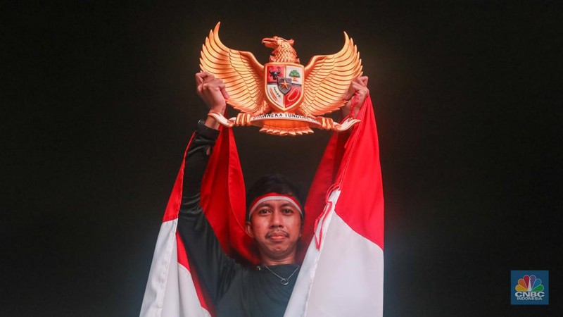 Warga menyaksikan pertandingan  Timnas U-23 Indonesia melawan Timnas U-23 Irak pada pertandingan perebutan peringkat tiga Piala Asia 2024 melalui layar saat kegiatan nonton bareng (nobar) kawasan Monas, Jakarta, Kamis (2/5/2024) malam. (CNBC Indonesia/Faisal Rahman)