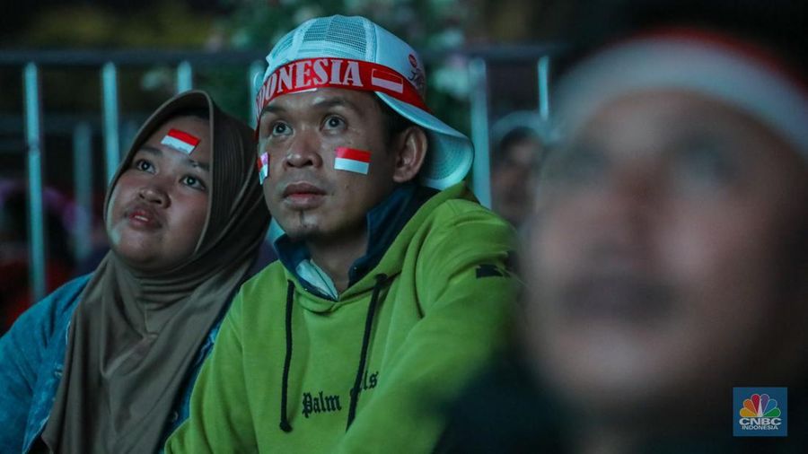 Warga menyaksikan pertandingan  Timnas U-23 Indonesia melawan Timnas U-23 Irak pada pertandingan perebutan peringkat tiga Piala Asia 2024 melalui layar saat kegiatan nonton bareng (nobar) kawasan Monas, Jakarta, Kamis (2/5/2024) malam. (վ/Faisal Rahman)