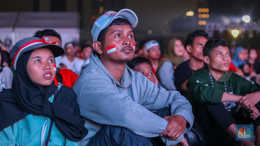 Warga menyaksikan pertandingan  Timnas U-23 Indonesia melawan Timnas U-23 Irak pada pertandingan perebutan peringkat tiga Piala Asia 2024 melalui layar saat kegiatan nonton bareng (nobar) kawasan Monas, Jakarta, Kamis (2/5/2024) malam. (CNBC Indonesia/Faisal Rahman)
