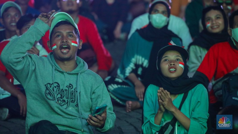 Warga menyaksikan pertandingan  Timnas U-23 Indonesia melawan Timnas U-23 Irak pada pertandingan perebutan peringkat tiga Piala Asia 2024 melalui layar saat kegiatan nonton bareng (nobar) kawasan Monas, Jakarta, Kamis (2/5/2024) malam. (CNBC Indonesia/Faisal Rahman)