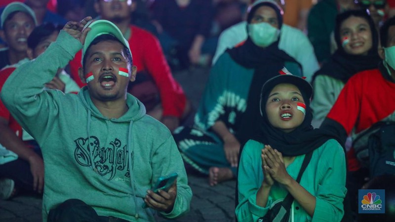 Warga menyaksikan pertandingan  Timnas U-23 Indonesia melawan Timnas U-23 Irak pada pertandingan perebutan peringkat tiga Piala Asia 2024 melalui layar saat kegiatan nonton bareng (nobar) kawasan Monas, Jakarta, Kamis (2/5/2024) malam. (CNBC Indonesia/Faisal Rahman)