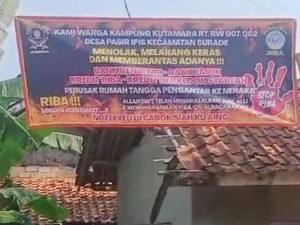 Pesan Warga Sukabumi untuk Bank Emok Lewat Selembar Spanduk