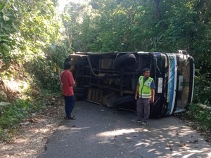 Tak Kuat Menanjak, Bus Wisatawan Terguling di Jalur Wisata Pantai Balekambang