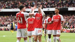 Arsenal Gelar Gladi Resik Angkat Trofi Liga Inggris di Emirates