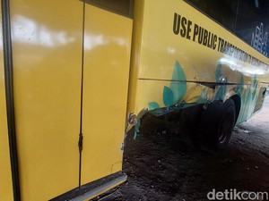 Bus Kuning Sedang Putar Haluan Saat Diseruduk HR-V Disetiri Mahasiswa UI