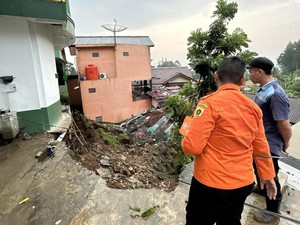 Longsor Timpa 4 Rumah Warga di Puncak Bogor, Dipicu Hujan Deras