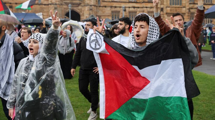 Mahasiswa melakukan njuk rasa pro-Palestina di Universitas Sydney, Australia, Jumat (3/5/2024). (REUTERS/Lewis Jackson)
