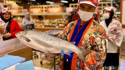 Fresh! Oishiwa Transmart Central Park Pakai Salmon Norwegia untuk Sushi
