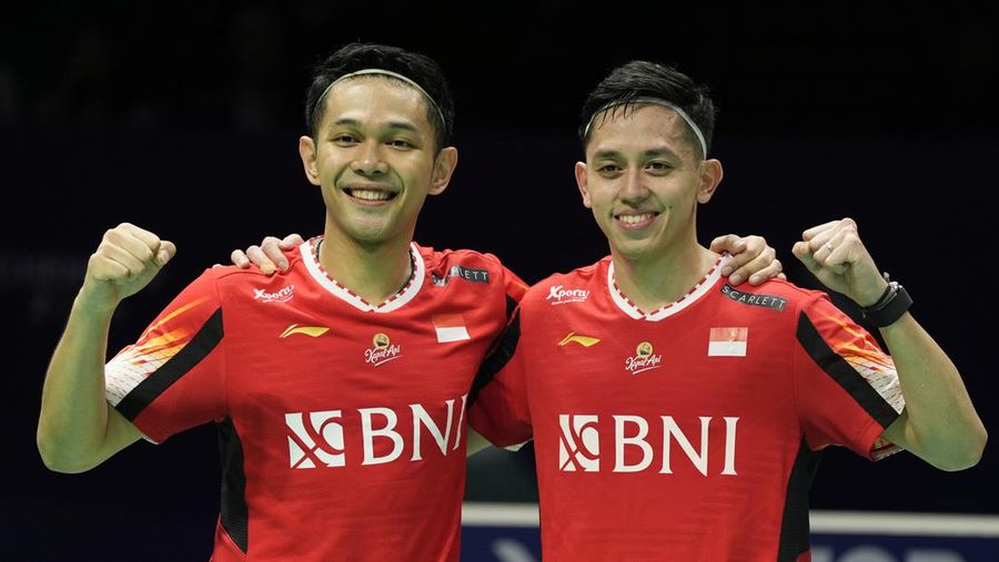 Pebulutangkis Ganda Putra Indonesia Fajar Alfian dan Rian Ardianto saat berlaga di Thomas Cup. (AP/Ng Han Guan)
