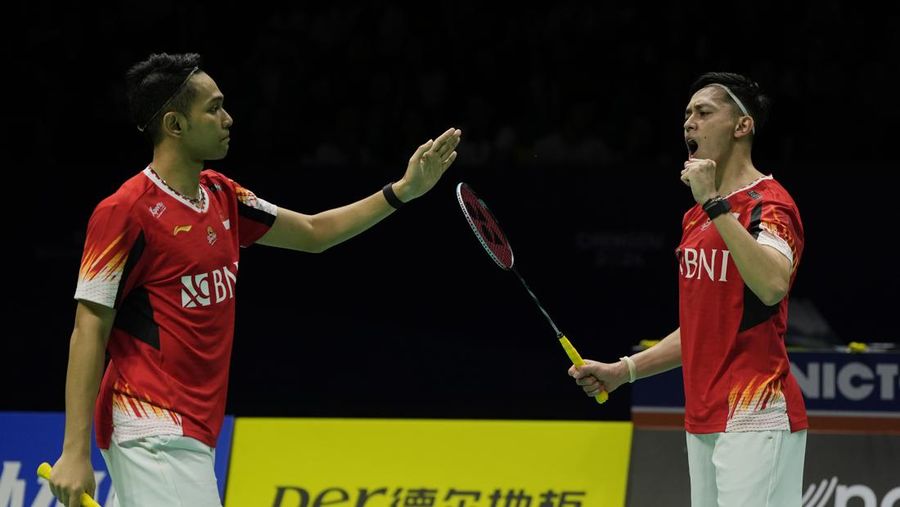 Pebulutangkis Ganda Putra Indonesia Fajar Alfian dan Rian Ardianto saat berlaga di Thomas Cup. (AP/Ng Han Guan)