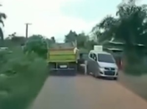 Detik-detik Pemotor di Jambi Gagal Nyalip Truk Hingga Nyaris Terlindas