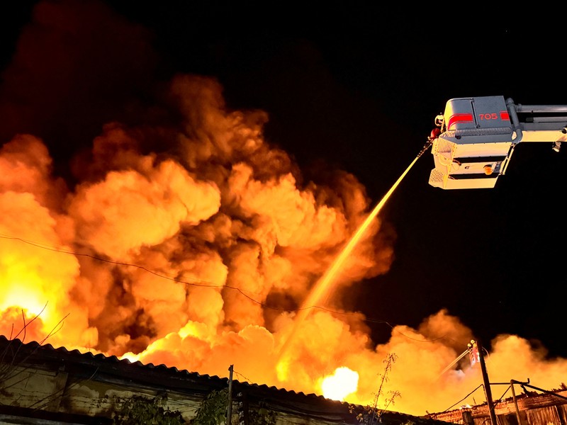 Petugas pemadam kebakaran memadamkan api akibat serangan pesawat tanpa awak (drone) milik Rusia di Kharkiv, Ukraina, Sabtu (4/5/2024). (REUTERS/Vitalii Hnidyi)