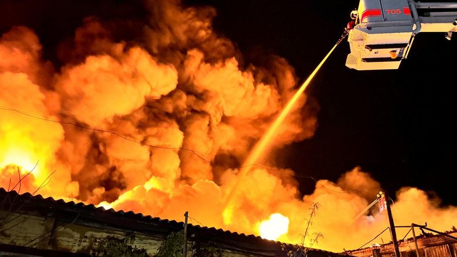 Petugas pemadam kebakaran memadamkan api akibat serangan pesawat tanpa awak (drone) milik Rusia di Kharkiv, Ukraina, Sabtu (4/5/2024). (REUTERS/Vitalii Hnidyi)