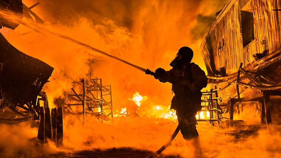 Petugas pemadam kebakaran memadamkan api akibat serangan pesawat tanpa awak (drone) milik Rusia di Kharkiv, Ukraina, Sabtu (4/5/2024). (REUTERS/Vitalii Hnidyi)