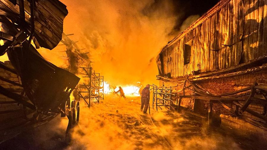 Petugas pemadam kebakaran memadamkan api akibat serangan pesawat tanpa awak (drone) milik Rusia di Kharkiv, Ukraina, Sabtu (4/5/2024). (REUTERS/Vitalii Hnidyi)