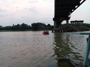 Karyawan Minimarket di Lamongan Tercebur ke Bengawan Solo