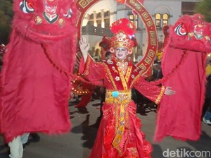 Melihat Meriahnya Defile Semarang Night Carnival, Mbak Ita Pakai Cheongsam
