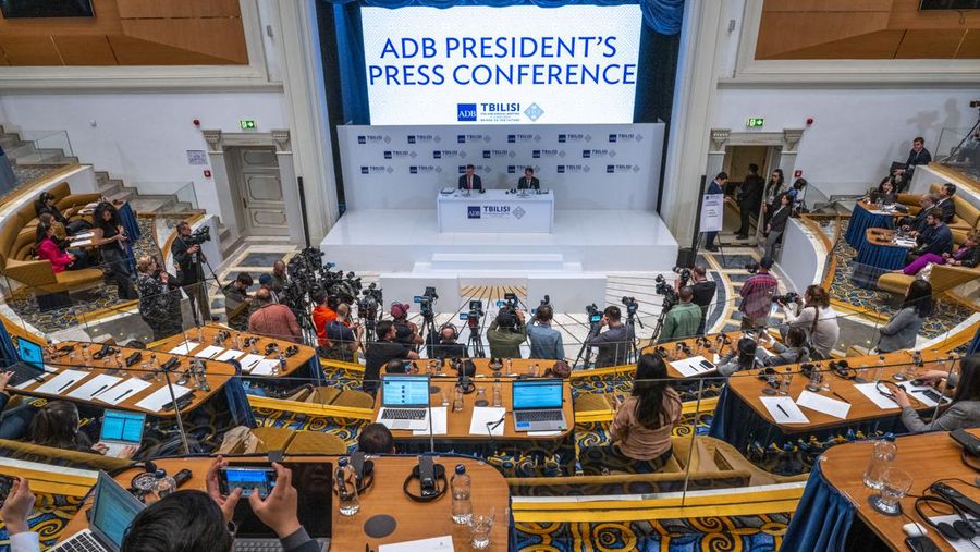 Suasana konferensi pers Asian Develompent Bank (ADB), Masatsugu Asakawa. (Dok ADB)