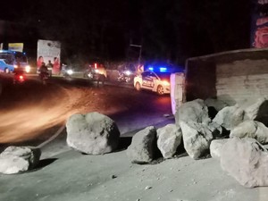 Truk Muatan Batu Kali Terguling di Slumprit Gunungkidul, Lali Macet