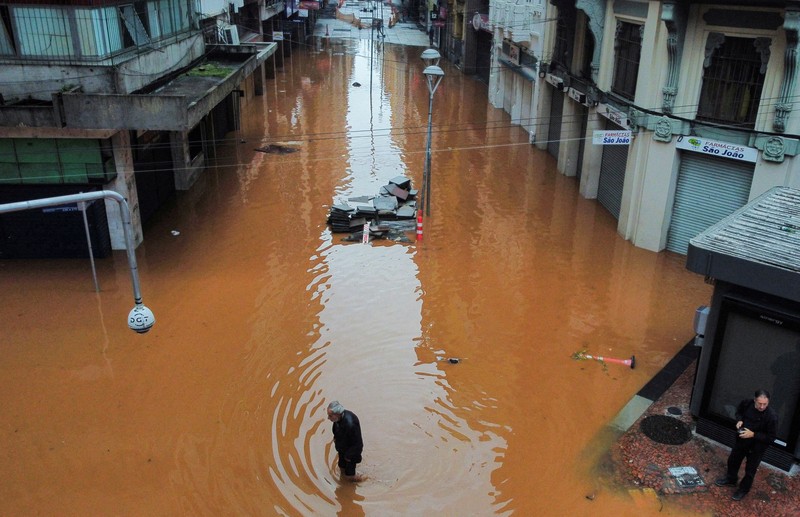 Banjir melanda pusat kota Porto Alegre di Rio Grande do Sul, Brasil, Sabtu (4/5/2024). (REUTERS/Renan Mattos)
