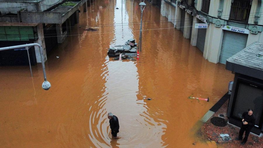 Banjir melanda pusat kota Porto Alegre di Rio Grande do Sul, Brasil, Sabtu (4/5/2024). (REUTERS/Renan Mattos)