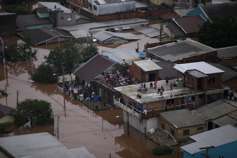 Banjir melanda pusat kota Porto Alegre di Rio Grande do Sul, Brasil, Sabtu (4/5/2024). (REUTERS/Renan Mattos) Banjir melanda pusat kota Porto Alegre di Rio Grande do Sul, Brasil, Sabtu (4/5/2024). (REUTERS/Renan Mattos)