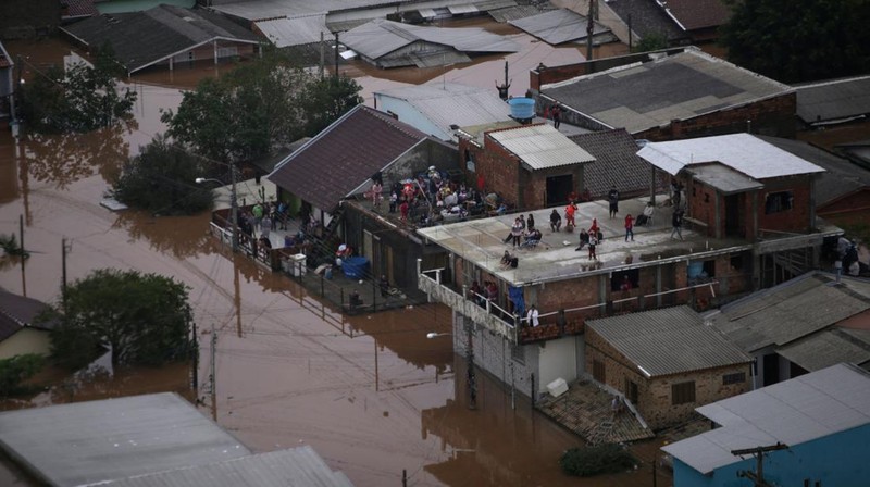 Banjir melanda pusat kota Porto Alegre di Rio Grande do Sul, Brasil, Sabtu (4/5/2024). (REUTERS/Renan Mattos)
